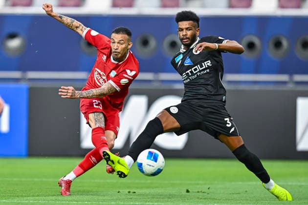Fußball, Gulf Club CL, Al-Shabab - Zakho SC Zakho vs Al-Shabab AGCFF Gulf Club Champions League Semi-Final Joseph Figueredo (L) of Zakho and YAli Albulayhi of Al-Shabab in action during the AGCFF Gulf Club Champions League Semi-Final football match between IraqÕs Zakho and Saudi ArabiaÕs Al-Shabab at Khalifa International Stadium in Doha, Qatar, on April 19, 2026. DOHA Qatar Copyright: xNOUSHADx