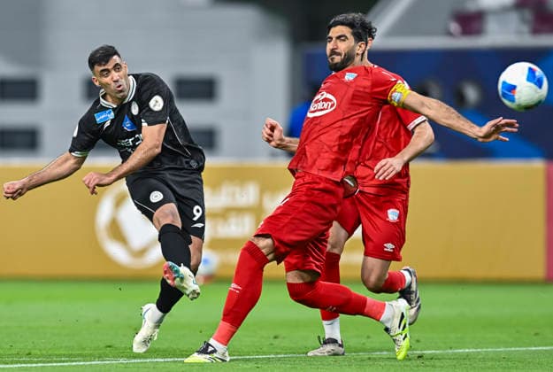 Fußball, Gulf Club CL, Al-Shabab - Zakho SC Zakho vs Al-Shabab AGCFF Gulf Club Champions League Semi-Final Ahmed Ibrahim Khalaf (R) of Zakho and Abderrazak Hamdallah of Al-Shabab in action during the AGCFF Gulf Club Champions League Semi-Final football match between IraqÕs Zakho and Saudi ArabiaÕs Al-Shabab at Khalifa International Stadium in Doha, Qatar, on April 19, 2026. DOHA Qatar Copyright: xNOUSHADx