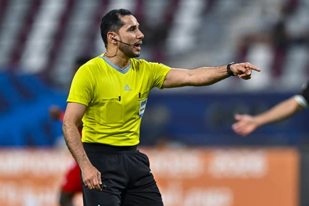 Fußball, Gulf Club CL, Al-Shabab - Zakho SC Zakho vs Al-Shabab AGCFF Gulf Club Champions League Semi-Final Omani referee Gasim Matar Alhatmi gestures as he speaks to players during the AGCFF Gulf Club Champions League Semi-Final football match between IraqÕs Zakho and Saudi ArabiaÕs Al-Shabab at Khalifa International Stadium in Doha, Qatar, on April 19, 2026. DOHA Qatar Copyright: xNOUSHADx