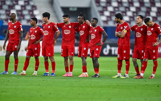 Fußball, Gulf Club CL, Al-Shabab - Zakho SC Zakho vs Al-Shabab AGCFF Gulf Club Champions League Semi-Final Al-Shabab players line up during the penalty shoot-out during the AGCFF Gulf Club Champions League Semi-Final football match between IraqÕs Zakho and Saudi ArabiaÕs Al-Shabab at Khalifa International Stadium in Doha, Qatar, on April 19, 2026. DOHA Qatar Copyright: xNOUSHADx