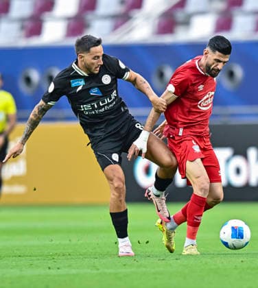 Fußball, Gulf Club CL, Al-Shabab - Zakho SC Zakho vs Al-Shabab AGCFF Gulf Club Champions League Semi-Final Aso Rostam (R) of Zakho and Hoshua Brownhill of Al-Shabab in action during the AGCFF Gulf Club Champions League Semi-Final football match between IraqÕs Zakho and Saudi ArabiaÕs Al-Shabab at Khalifa International Stadium in Doha, Qatar, on April 19, 2026. DOHA Qatar Copyright: xNOUSHADx