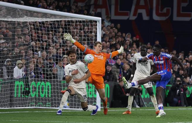 LONDON, ENGLAND, APRIL 20: Ismaila Sarr of Crystal Palace scores a goal but is disallowed by Video Assistant Referee VAR for a handball by Jean-Philippe Mateta of Crystal Palace during the Premier League match between Crystal Palace FC v West Ham United FC at Selhurst Park Stadium, London, England, on April 20. (Photo by Daniel Weir) Copyright: xDanielxWeir SportsxPressxPhotox Sportspressphoto_SPR133786
