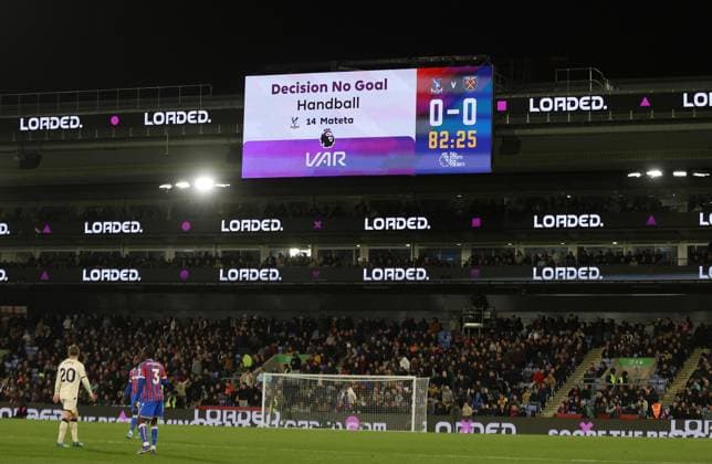 Premier League - Crystal Palace FC and West Ham United LONDON, ENGLAND, APRIL 20: Video Assistant Referee VAR disallows Ismaila Sarr of Crystal Palace goal for a handball by Jean-Philippe Mateta of Crystal Palace on the big screen during the Premier League match between Crystal Palace FC v West Ham United FC at Selhurst Park Stadium, London, England, on April 20. (Photo by Daniel Weir) London Selhurst Park Stadium England Copyright: xDanielxWeir SportsxPressxPhotox Sportspressphoto_SPR133784