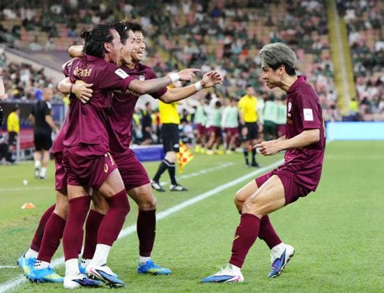 Football: ACLE Yoshinori Muto (2nd from L) of Japan s Vissel Kobe celebrates with teammates after opening the scoring in the first half of an Asian Champions League Elite semifinal match against Saudi Arabia s Al Ahli on April 20, 2026, in Jeddah, Saudi Arabia.  A14AA0005479558P