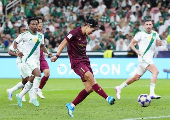 Football: ACLE Yoshinori Muto (C) of Japan s Vissel Kobe opens the scoring in the first half of an Asian Champions League Elite semifinal match against Saudi Arabia s Al Ahli on April 20, 2026, in Jeddah, Saudi Arabia.  A14AA0005479559P