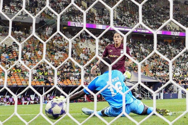 Football: ACLE Yoshinori Muto (back) of Japan s Vissel Kobe opens the scoring in the first half of an Asian Champions League Elite semifinal match against Saudi Arabia s Al Ahli on April 20, 2026, in Jeddah, Saudi Arabia.  A14AA0005479560P