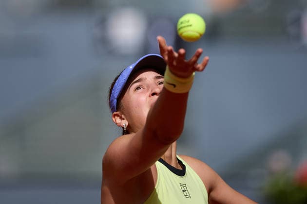 Mutua Madrid Open - Day Two Victoria Jimenez Kasintseva of Andorra serves against Petra Marcinko of Croatia during the Girl™s Singles First Round Qualifying match on day two of the Mutua Madrid Open at Caja Magica on April 21, 2026, in Madrid, Spain. Madrid Caja Magica Madrid Spain RL_MMO2K26_000156 Copyright: xRicardoxLarreinax