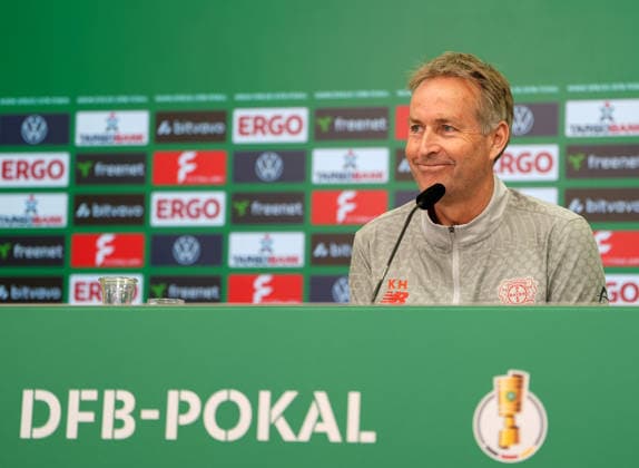 Kasper Hjulmand (Bayer 04 Leverkusen, Cheftrainer) Bayer 04 Leverkusen Pressekonferenz, vor dem Spieltag DFB-Pokal Halbfinale, Saison 2025 2026, BayArena, Leverkusen, GER, 21.04.2026 Foto: HMB Media Scott W. Coleman Leverkusen BayArena Nordrhein-Westfalen GER Copyright: xScottxW.xColemanx