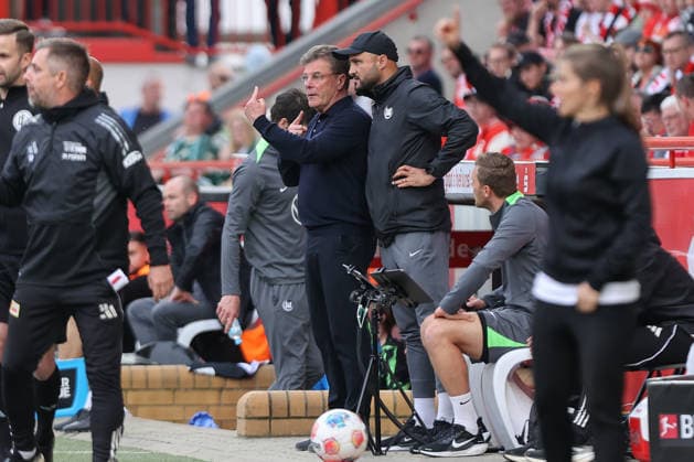18.04.2026, xtgx, Fussball 1. Bundesliga, 1. FC Union Berlin - VfL Wolfsburg emspor, v.l. Dieter Hecking (Wolfsburg, Trainer) Co Trainer Murat Ural gibt Anweisungen, gestikuliert mit den Armen, gesticulate, gives instructions (DFL DFB REGULATIONS PROHIBIT ANY USE OF PHOTOGRAPHS as IMAGE SEQUENCES and or QUASI-VIDEO) Berlin