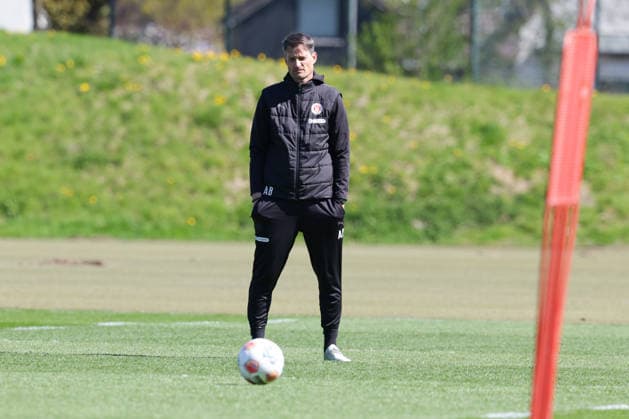 2026.04.21 xFSx ,Hamburg, St.Pauli ,1. Bundesliga , Fussball, DFL, St. Pauli Training , Trainingszentrum Kollaustrasse , 21.04.2026 ,v.l. Trainer Alexander Blessin (FC St. Pauli) DFL regulations prohibit any use of photographs as image sequences and or quasi-video. *** 2026 04 21 xFSx ,Hamburg, St Pauli ,1 Bundesliga ,Soccer, DFL, St Pauli Training , Trainingszentrum Kollaustrasse , 21 04 2026 ,v l Trainer Alexander Blessin FC St Pauli DFL regulations prohibit any use of photographs as image sequences and or quasi video Copyright: HMBxMedia FernandoxSoares