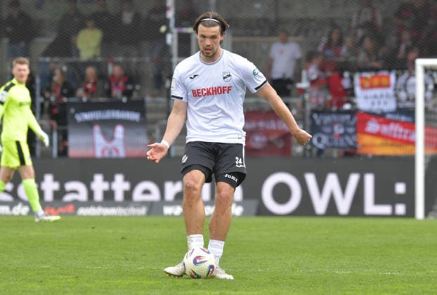 18.04.2026, GER, Fussball, 3.Liga, Saison 2025 2026, 34. Spieltag, Sportclub Arena, Verl SC Verl - FC Viktoria Köln 2 : 0 Fynn Otto (SC Verl), Aktion, Einzelbild, Quer *** 18 04 2026, GER, Soccer, 3 Liga, Season 2025 2026, Matchday 34, Sportclub Arena, Verl SC Verl FC Viktoria Köln 2 0 Fynn Otto SC Verl , Action, Single image, Landscape
