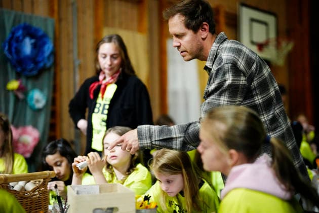 Former Formula 1 World Champion Sebastian Vettel visits Lilla Samskolan, where students demonstrate their environmental work, while in Gothenburg to receive The Perfect World Foundation Award in Gothenburg, Sweden, on April 20, 2026. GÖTEBORG SWEDEN x9200x Copyright: xBjörnxLarssonxRosvall TTx SEBASTIAN VETTEL
