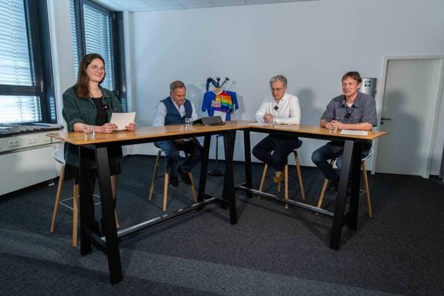 Livestream zum Umbau des Ruhrstadions ** NUR FÜR REDAKTIONELLE ZWECKE ** EDITORIAL USE ONLY **<p>V.l.n.r.: Karoline Schubert ( WAZ ), Walter Hellmich ( Bauunternehmer ), Ralf Meyer ( Sportstädtenbesitzgesellschaft Bochum ), Ralf Ritter ( WAZ ). Livestream zum Umbau des Ruhrstadions am 21.04.2026 in der WAZ-Redaktion in Bochum. Bochum Copyright: JonasxRichter