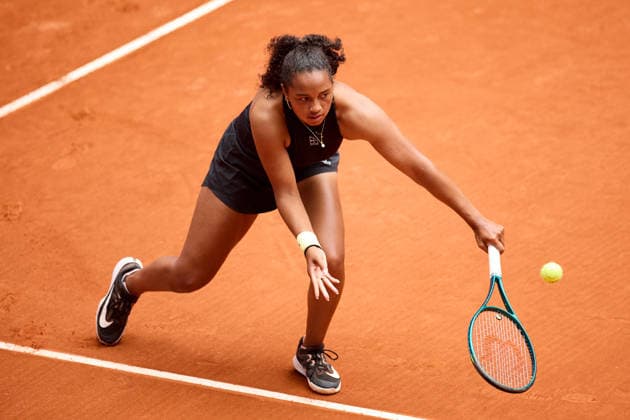 Mutua Madrid Open - Day Two Robin Montgomery of United States plays a backhand against Magda Linette of Poland during the GirlÕs Singles match on day two of the Mutua Madrid Open at Caja Magica on April 21, 2026, in Madrid, Spain. Madrid Caja Magica Madrid Spain RL_MMO2K26_000299 Copyright: xRicardoxLarreinax