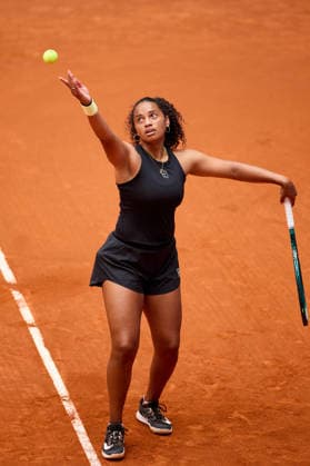 Mutua Madrid Open - Day Two Robin Montgomery of United States serves against Magda Linette of Poland during the Girl™s Singles match on day two of the Mutua Madrid Open at Caja Magica on April 21, 2026, in Madrid, Spain. Madrid Caja Magica Madrid Spain RL_MMO2K26_000300 Copyright: xRicardoxLarreinax