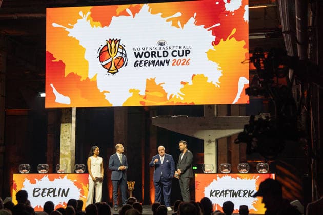 Deutschland: FIBA World Cup Germany 2026 Gruppenauslosung und Hall of Fame Zeremonie, Class of 2026, am 21.04. in Berlin, Kraftwerk: Beginn der Auslosung mit Ingo Weiss, Andreas Zagklis, Brittney Elena, Matthias Killing Copyright: xSvenxHeidmannx