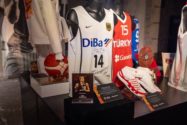 Deutschland: FIBA World Cup Germany 2026 Gruppenauslosung und Hall of Fame Zeremonie, Class of 2026, am 21.04. in Berlin, Kraftwerk: Dirk Nowitzki Memorabilia im Kraftwerk Copyright: xSvenxHeidmannx