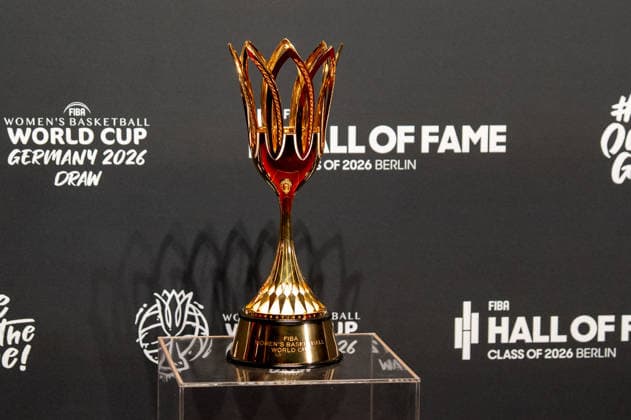 Deutschland: FIBA World Cup Germany 2026 Gruppenauslosung und Hall of Fame Zeremonie, Class of 2026, am 21.04. in Berlin, Kraftwerk: Weltmeisterschaftspokal Copyright: xSvenxHeidmannx