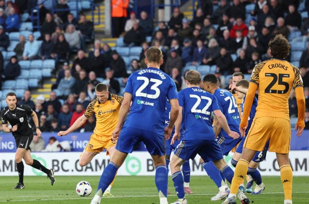 Leicester City v Hull City Sky Bet Championship John Lundstram of Hull City shoots at goal during the Sky Bet Championship match at the King Power Stadium, Leicester 21 04 2026 UK Newspapers OUT Copyright: xAndyxSumnerx FIL-23317-0153