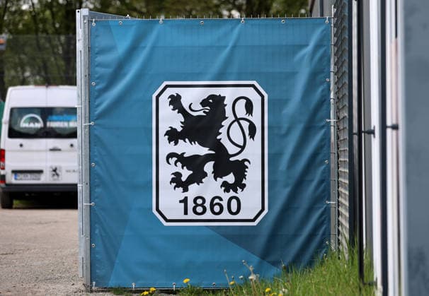 Fussball, Herren, 3.Liga, Saison 2025 2026, TSV 1860 München, Training, Grünwalder Strasse 114 Hier das Logo des TSV 1860 München auf einer Plane, Symbolbild *** Football, Men, 3 Liga, Season 2025 2026, TSV 1860 Munich, Training, Grünwalder Strasse 114 Here the logo of TSV 1860 Munich on a tarpaulin, symbolic image