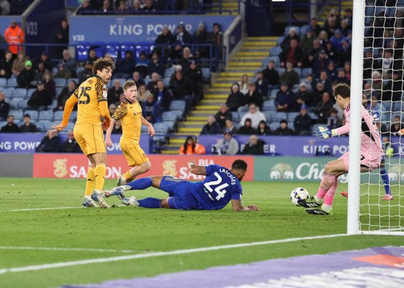 Leicester City v Hull City Sky Bet Championship Matt Crooks of Hull City shot is saved by Leicester City Goalkeeper Asmir Begovic during the Sky Bet Championship match at the King Power Stadium, Leicester 21 04 2026 UK Newspapers OUT Copyright: xAndyxSumnerx FIL-23317-0183