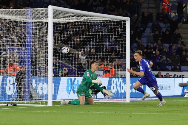 Leicester City v Hull City, EFL Sky Bet Championship GOAL 2-1 Leicester City defender Luke Thomas (33) fires hoime past Hull City goalkeeper Ivor Pandur (1) during the EFL Sky Bet Championship match between Leicester City and Hull City at the King Power Stadium, Leicester, UK on 21 April 2026. Leicester King Power Stadium Leicestershire UK Editorial use only DataCo restrictions apply See www.football-dataco.com , Copyright: xJohnxMallettx PSI-24111-0060
