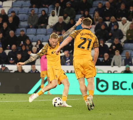 Leicester City v Hull City Sky Bet Championship Oliver McBurnie of Hull City scores the second goal during the Sky Bet Championship match at the King Power Stadium, Leicester 21 04 2026 UK Newspapers OUT Copyright: xAndyxSumnerx FIL-23317-0242