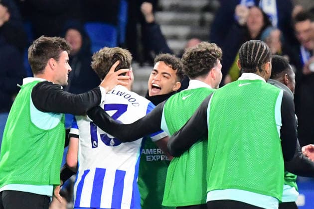 Brighton and Hove Albion v Chelsea, Premier League GOAL CELEBRATION 2-0 Brighton players celebrate with Jack Hinshelwood Midfielder of Brighton and Hove Albion after he doubles the score for the home team during the Premier League match between Brighton and Hove Albion and Chelsea at the American Express Stadium, Brighton and Hove, UK on 21 April 2026. Brighton and Hove American Express Stadium East Sussex UK Editorial use only DataCo restrictions apply See www.football-dataco.com , Copyright: xJeffxMoodx PSI-24113-0018
