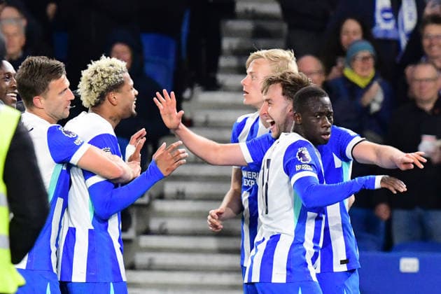 Brighton and Hove Albion v Chelsea, Premier League GOAL CELEBRATION 2-0 Brighton players celebrate with Jack Hinshelwood Midfielder of Brighton and Hove Albion after he doubles the score for the home team during the Premier League match between Brighton and Hove Albion and Chelsea at the American Express Stadium, Brighton and Hove, UK on 21 April 2026. Brighton and Hove American Express Stadium East Sussex UK Editorial use only DataCo restrictions apply See www.football-dataco.com , Copyright: xJeffxMoodx PSI-24113-0019