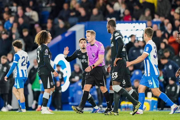 Brighton & Hove Albion v Chelsea, Premier League Chelsea forward Pedro Neto (7) protests with Referee Craig Pawson during the Brighton & Hove Albion v Chelsea Premier League match at the American Express Stadium, Brighton & Hove, England on 21 April 2026 Credit: Robbie Hoad Every Second Media Editorial use only. All images are copyright Every Second Media Limited. No images may be reproduced without prior permission. All rights reserved. Premier League and Football League images are subject to licensing agreements with Football DataCo Limited. see https: www.football-dataco.com Copyright: xIMAGO EveryxSecondxMediax ESM-1932-0028 RobbiexHoadx xEveryxSecondxMediax