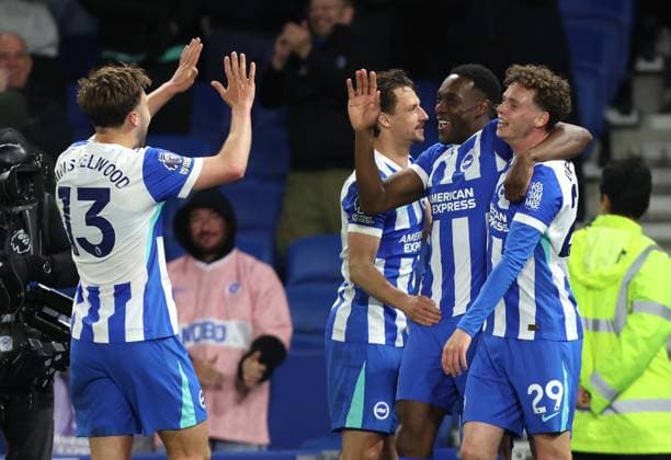 Premier League - Brighton & Hove Albion FC and Chelsea FC BRIGHTON, ENGLAND, APRIL 21: GOAL 3-0, Danny Welbeck of Brighton & Hove Albion goal celebration with Maxim De Cuyper & Jack Hinshelwood of Brighton & Hove Albion after scoring a goal top put Brighton & Hove Albion 3-0 ahead during the Premier League match between Brighton & Hove Albion FC v Chelsea FC at AMEX Community Stadium, Brighton, England, on April 21. (Photo by Daniel Weir) Brighton AMEX Community Stadium England Copyright: xDanielxWeir SportsxPressxPhotox Sportspressphoto_SPR134030