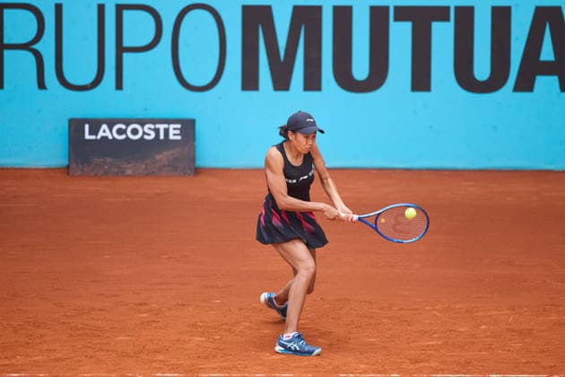 Mutua Madrid Open - Day Three Shuai Zhang of China plays a backhand against Eva Lys of Germany during the GirlÕs Singles match on day three of the Mutua Madrid Open at Caja Magica on April 22, 2026, in Madrid, Spain. Madrid Caja Magica Madrid Spain RL_MMO2K26_000441 Copyright: xRicardoxLarreinax
