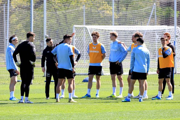 DEU, DFL, 2. FBL Hertha BSC, Training, 22.04.2026, Sportforum, Berlin, DEU, DFL, 2. FBL Hertha BSC, Training, im Bild Cheftrainer Stefan Leitl (Hertha BSC Berlin), Hertha-Spielerkreis DFL - regulations prohibit any use of Photographs as image sequences and or quasi-video