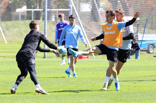 DEU, DFL, 2. FBL Hertha BSC, Training, 22.04.2026, Sportforum, Berlin, DEU, DFL, 2. FBL Hertha BSC, Training, im Bild Tjark Ernst (Hertha BSC Berlin 1), Michal Karbownik (Hertha BSC Berlin 33), Paul Seguin (Hertha BSC Berlin 30) DFL - regulations prohibit any use of Photographs as image sequences and or quasi-video