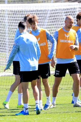 DEU, DFL, 2. FBL Hertha BSC, Training, 22.04.2026, Sportforum, Berlin, DEU, DFL, 2. FBL Hertha BSC, Training, im Bild Cheftrainer Stefan Leitl (Hertha BSC Berlin), Hertha-Spielerkreis DFL - regulations prohibit any use of Photographs as image sequences and or quasi-video