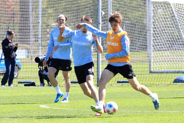 DEU, DFL, 2. FBL Hertha BSC, Training, 22.04.2026, Sportforum, Berlin, DEU, DFL, 2. FBL Hertha BSC, Training, im Bild Kennet Eichhorn (Hertha BSC Berlin 23), Marten Winkler (Hertha BSC Berlin 22), Fabian Reese (Hertha BSC Berlin 11) DFL - regulations prohibit any use of Photographs as image sequences and or quasi-video
