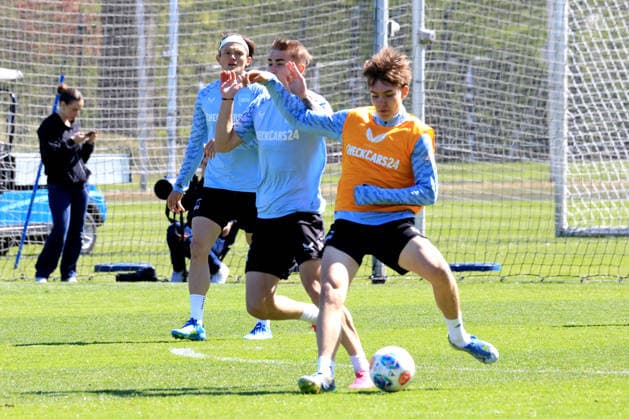 DEU, DFL, 2. FBL Hertha BSC, Training, 22.04.2026, Sportforum, Berlin, DEU, DFL, 2. FBL Hertha BSC, Training, im Bild Kennet Eichhorn (Hertha BSC Berlin 23), Marten Winkler (Hertha BSC Berlin 22), Fabian Reese (Hertha BSC Berlin 11) DFL - regulations prohibit any use of Photographs as image sequences and or quasi-video