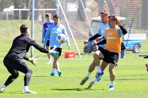 DEU, DFL, 2. FBL Hertha BSC, Training, 22.04.2026, Sportforum, Berlin, DEU, DFL, 2. FBL Hertha BSC, Training, im Bild Tjark Ernst (Hertha BSC Berlin 1), Michal Karbownik (Hertha BSC Berlin 33), Paul Seguin (Hertha BSC Berlin 30) DFL - regulations prohibit any use of Photographs as image sequences and or quasi-video