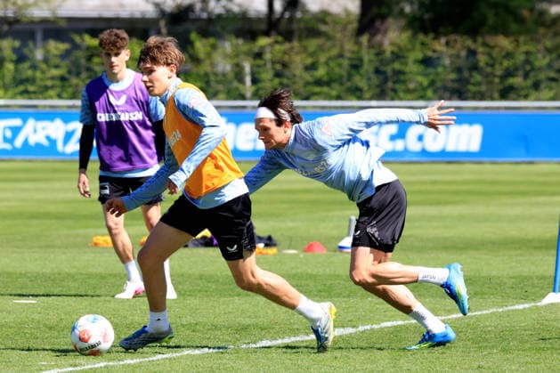 DEU, DFL, 2. FBL Hertha BSC, Training, 22.04.2026, Sportforum, Berlin, DEU, DFL, 2. FBL Hertha BSC, Training, im Bild Kennet Eichhorn (Hertha BSC Berlin 23), Fabian Reese (Hertha BSC Berlin 11) DFL - regulations prohibit any use of Photographs as image sequences and or quasi-video