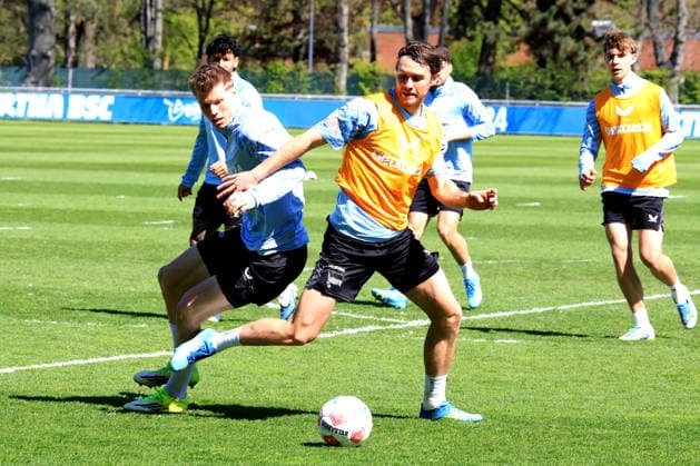 DEU, DFL, 2. FBL Hertha BSC, Training, 22.04.2026, Sportforum, Berlin, DEU, DFL, 2. FBL Hertha BSC, Training, im Bild Pascal Klemens (Hertha BSC Berlin 41), Luca Schuler (Hertha BSC Berlin 18) DFL - regulations prohibit any use of Photographs as image sequences and or quasi-video