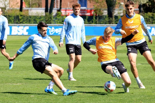 DEU, DFL, 2. FBL Hertha BSC, Training, 22.04.2026, Sportforum, Berlin, DEU, DFL, 2. FBL Hertha BSC, Training, im Bild Leon Jensen (Hertha BSC Berlin 5), Julian Eitschberger (Hertha BSC Berlin 2) DFL - regulations prohibit any use of Photographs as image sequences and or quasi-video