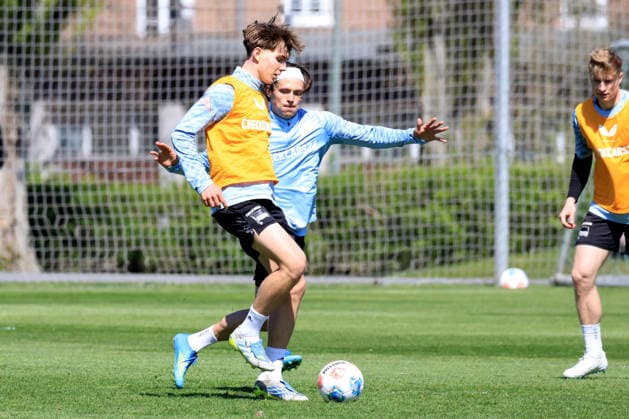 DEU, DFL, 2. FBL Hertha BSC, Training, 22.04.2026, Sportforum, Berlin, DEU, DFL, 2. FBL Hertha BSC, Training, im Bild Kennet Eichhorn (Hertha BSC Berlin 23), Fabian Reese (Hertha BSC Berlin 11) DFL - regulations prohibit any use of Photographs as image sequences and or quasi-video