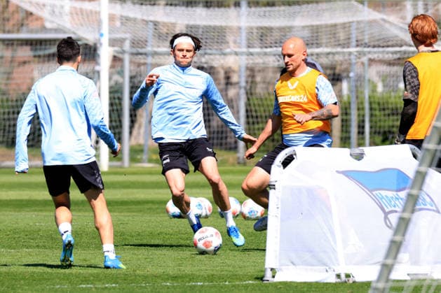 DEU, DFL, 2. FBL Hertha BSC, Training, 22.04.2026, Sportforum, Berlin, DEU, DFL, 2. FBL Hertha BSC, Training, im Bild Fabian Reese (Hertha BSC Berlin 11), Toni Leistner (Hertha BSC Berlin 37) DFL - regulations prohibit any use of Photographs as image sequences and or quasi-video
