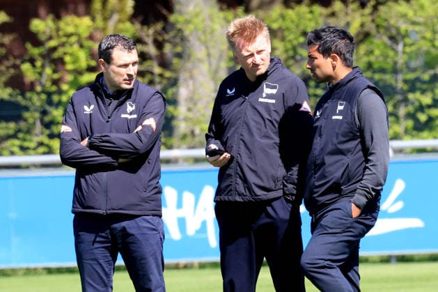 DEU, DFL, 2. FBL Hertha BSC, Training, 22.04.2026, Sportforum, Berlin, DEU, DFL, 2. FBL Hertha BSC, Training, im Bild Benjamin Weber (Sportdirektor, Hertha BSC Berlin), Leiter Teammanagement Sami Allagui (Hertha BSC) DFL - regulations prohibit any use of Photographs as image sequences and or quasi-video
