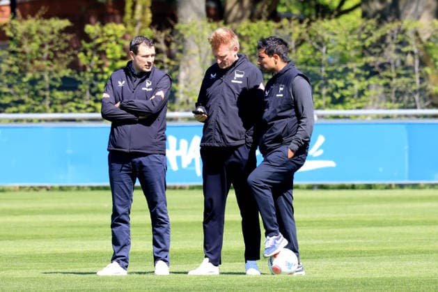 DEU, DFL, 2. FBL Hertha BSC, Training, 22.04.2026, Sportforum, Berlin, DEU, DFL, 2. FBL Hertha BSC, Training, im Bild Benjamin Weber (Sportdirektor, Hertha BSC Berlin), Leiter Teammanagement Sami Allagui (Hertha BSC) DFL - regulations prohibit any use of Photographs as image sequences and or quasi-video