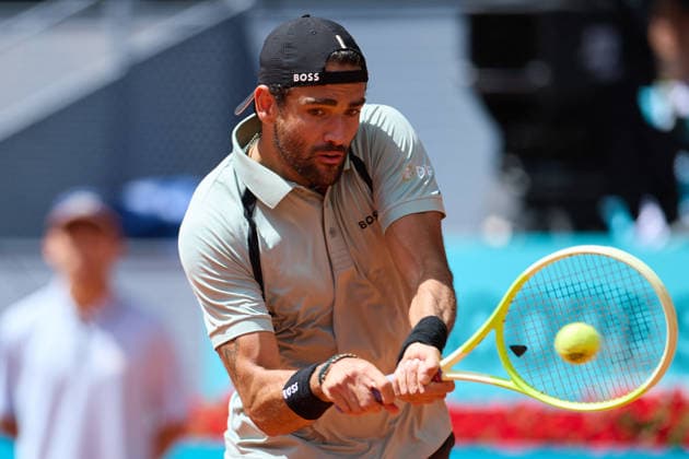 Mutua Madrid Open - Day Three Matteo Berrettini of Italy plays a backhand against Dino Prizmic of Croatia during the MenÕs Singles match on day three of the Mutua Madrid Open at Caja Magica on April 22, 2026, in Madrid, Spain. Madrid Caja Magica Madrid Spain RL_MMO2K26_000498 Copyright: xRicardoxLarreinax