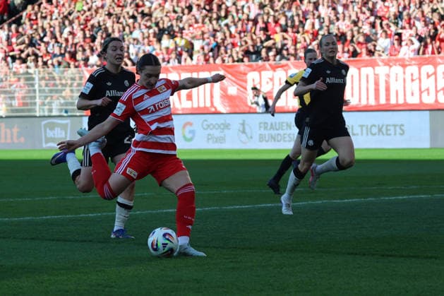 1. Fußball Bundesliga Frauen: Union Berlin - Bayern München, 22.04.2026 Tor, Sophie Weidauer (Union Berlin, 9) trift zum 1:1 ins Tor. Vanessa Gilles (Bayern Muenchen, 2) kann nicht eingreifen, kommt nicht mehr an den Ball, während der Begegnung in der 1. Fußball Bundesliga Frauen: Union Berlin - Bayern München in Berlin, Stadion An der Alten Försterei , am 22.04.2026. DFB regulations prohibit any use of photographs as image sequences and or quasi video. Copyright: xBEAUTIFULxSPORTS Frankex