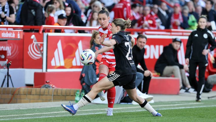 Anna Weiß am Ball, Franziska Kett Zweikampf Spielszene Aktion Fußball Fussball 1. Bundesliga Damen Frauen 23. Spieltag Saison 2025 2026 22.04.2026 1.FC Union Berlin vs. FC Bayern München FCB DFL regulations prohibit any use of photographs as image sequences and or quasi-video