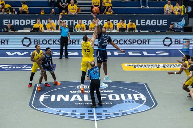 GER, ENBL VIMODROM Final 4, Halbfinale 1, CSO Voluntari - Dziki Warschau. 22.04.2026, Stadthalle, Weißenfels, GER, ENBL VIMODROM Final 4, Halbfinale 1, CSO Voluntari - Dziki Warschau. Tipp off, Lukasz Frackiewicz (Dziki Warschau, 45), Mouhamed Barro(CSO Voluntari, 24) Â Foto Alexander Trienitz Weißenfels Stadthalle Sachsen-Anhalt Deutschland