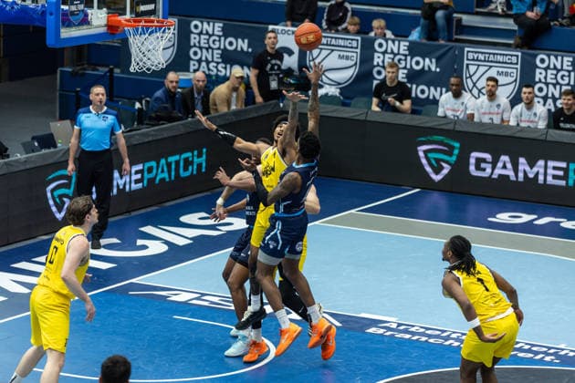 GER, ENBL VIMODROM Final 4, Halbfinale 1, CSO Voluntari - Dziki Warschau. 22.04.2026, Stadthalle, Weißenfels, GER, ENBL VIMODROM Final 4, Halbfinale 1, CSO Voluntari - Dziki Warschau. Mike Caffey (CSO Voluntari, 5) Â Foto Alexander Trienitz Weißenfels Stadthalle Sachsen-Anhalt Deutschland